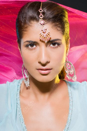 戴耳环的印度美女图片