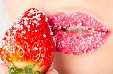 草莓与红唇图片