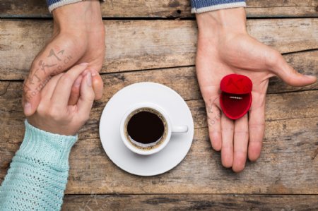 拿戒指和喝啡啡的情侣图片
