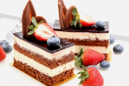 草莓树莓蛋糕图片