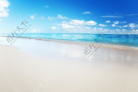 唯美蓝色沙滩背景图片