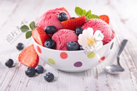 美味草莓冰淇淋图片