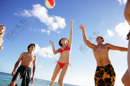 沙滩玩耍的朋友图片