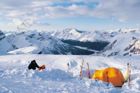 雪地里的滑雪运动员高清图片