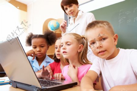 在电脑上学习知识的孩子们图片