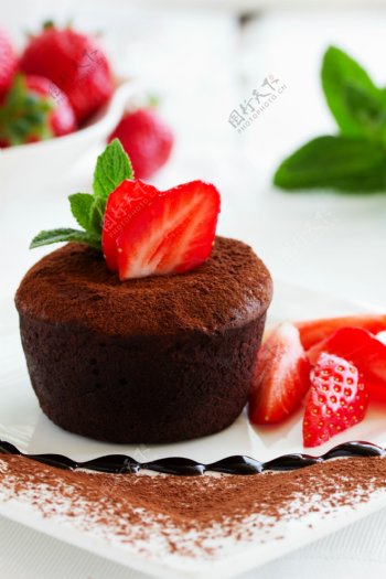 新鲜草莓与巧克力蛋糕