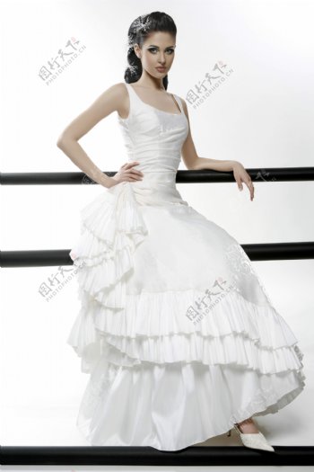 手放在栏杆上的婚纱模特图片