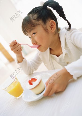 吃早餐的小女孩图片