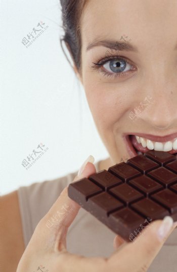 咬着巧克力的女人图片