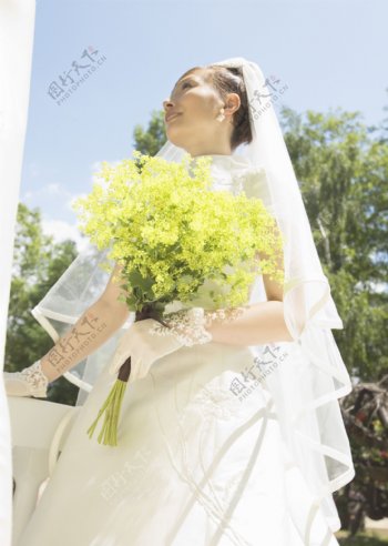 手拿鲜花的新娘图片图片