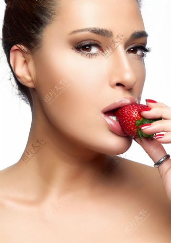 吃草莓的女人图片