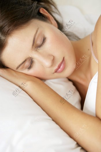 床上睡着的女人图片