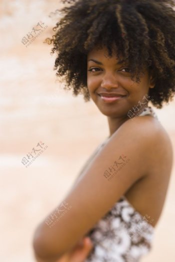 微笑的黑人美女图片