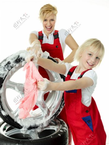 洗轮胎的母子图片