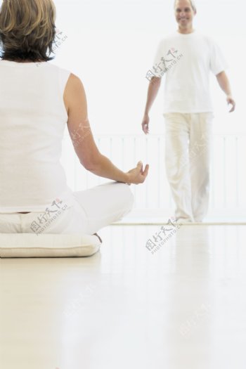 练习瑜伽的男人与女人图片