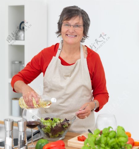 厨房里做菜的老奶奶图片