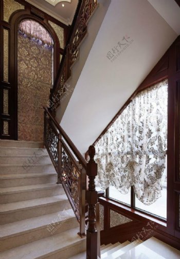 美式别墅古典楼梯装修效果图