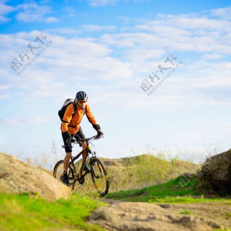 山地上骑自行车的男人