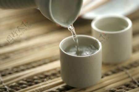 陶瓷茶杯里清澈茶水图片