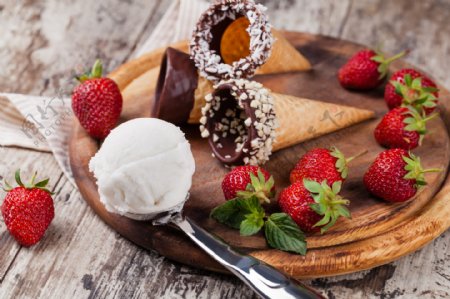 草莓与巧克力冰淇淋图片