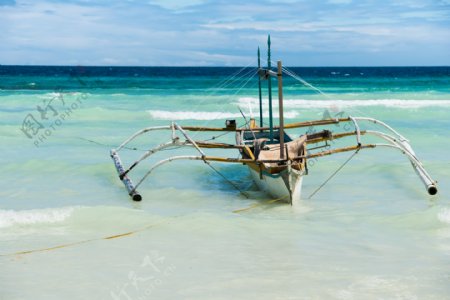 海滩的渔船图片