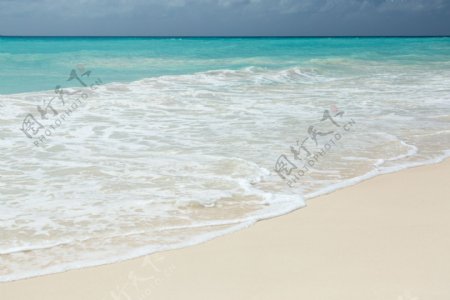 蓝色沙滩风景图片