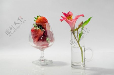 高脚杯里的草莓与鲜花