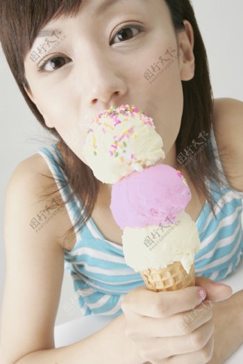 正在吃冰激凌的少女图片