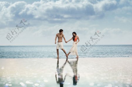 海边玩耍的恋人图片