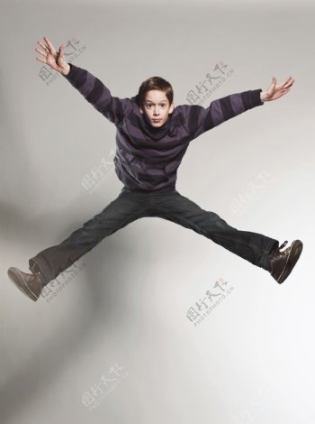 腾空跳跃的外国男孩图片