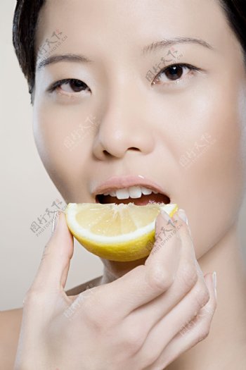 性感靓丽模特吃柠檬图片