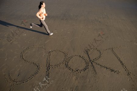沙滩上的跑步的人物图片
