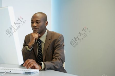 办公时的外国黑人商务男性图片