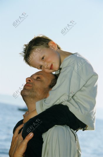 坐在父亲肩上的小男孩图片