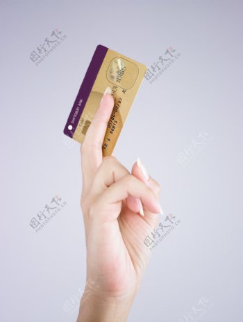 手拿银行卡的手图片