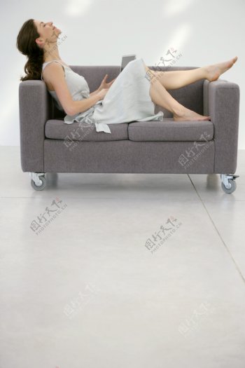 沙发上休息的外国职业女性图片