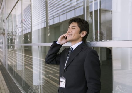 微笑打电话的商务男人图片