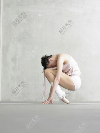 训练踮脚尖的女性舞蹈演员图片