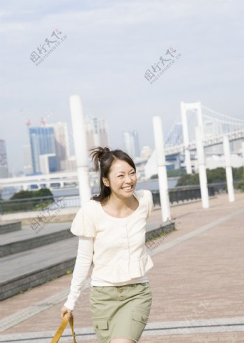 街上散步的开心女孩图片图片
