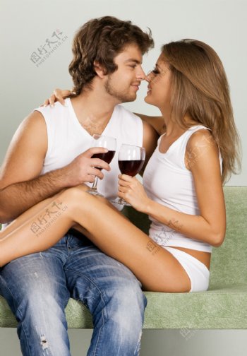 端着酒杯的男人和女人图片