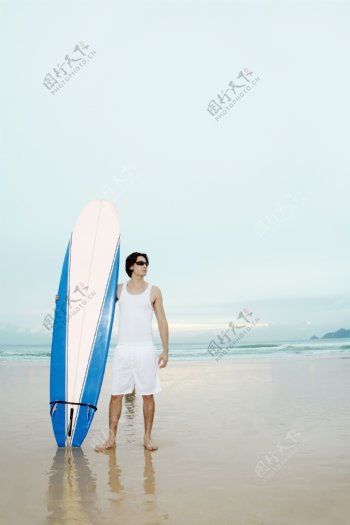 手拿冲浪板的外国男性图片
