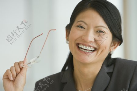 开心笑容的商务女性图片
