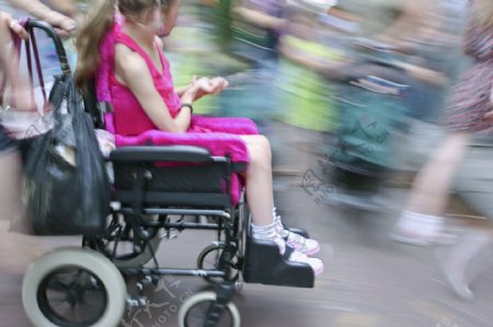 快速行走的轮椅女孩图片