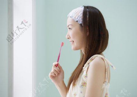 刷牙的美女图片