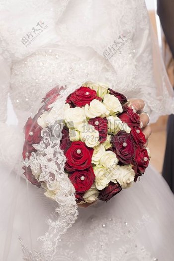 新娘拿着一束玫瑰花