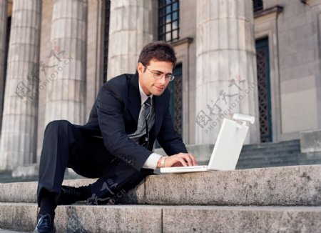 操作电脑的商务男性图片