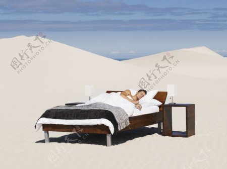 沙漠上睡觉的男人图片