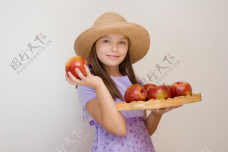 手拿苹果的外国小女孩图片