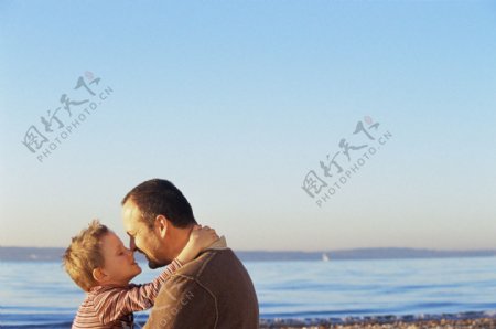 在海边拥抱的父子图片
