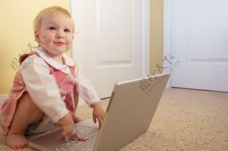 正在玩电脑的女孩图片